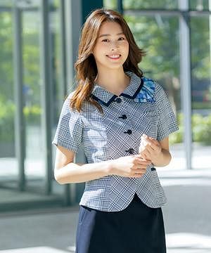 事務服・会社制服の通販の【ユニデポ 事務服】チェック柄オーバーブラウス（吸汗速乾・接触冷感・高通気・通気度57.1cc）